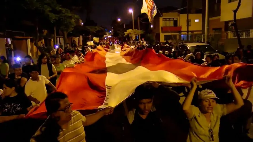 Peruanos protestan tras cese de investigadores de caso Odebrecht