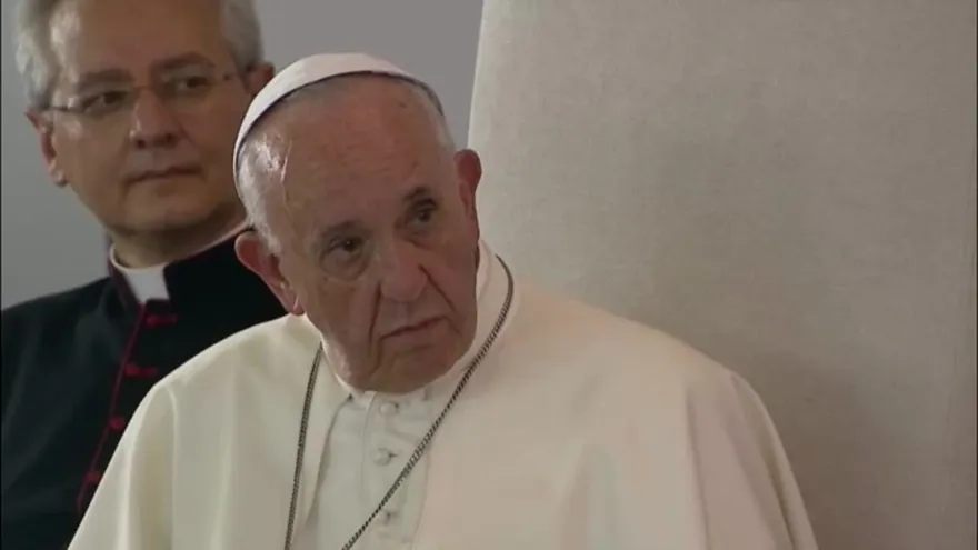 Francisco escucha el drama de víctimas y combatientes del conflicto en Colombia