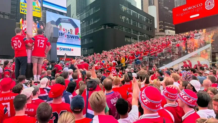 Aficionados de Noruega toman Times Square con el famoso ''remo vikingo''