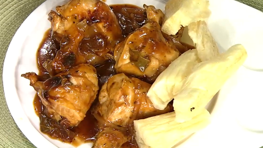 Pollo en salsa bbq y yuca frita