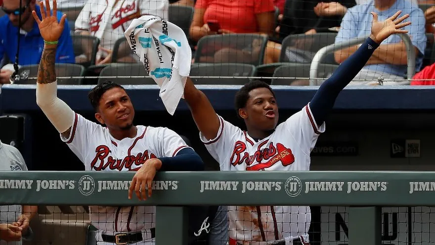 Johan Camargo (i) junto a Ronald Acuña Jr. (d)