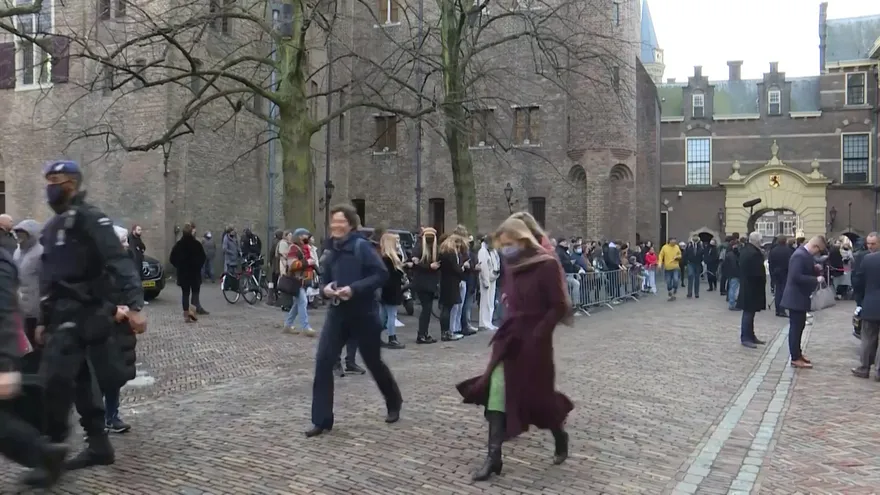 Justicia neerlandesa ordena levantar toque de queda por covid-19