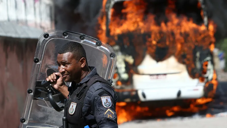 Durante el año pasado, los continuos conflictos entre esas bandas contribuyeron a un importante recrudecimiento de la violencia en Ceará, donde se registraron 5.023 homicidios, lo que supuso un aumento del 47 % respecto a 2016