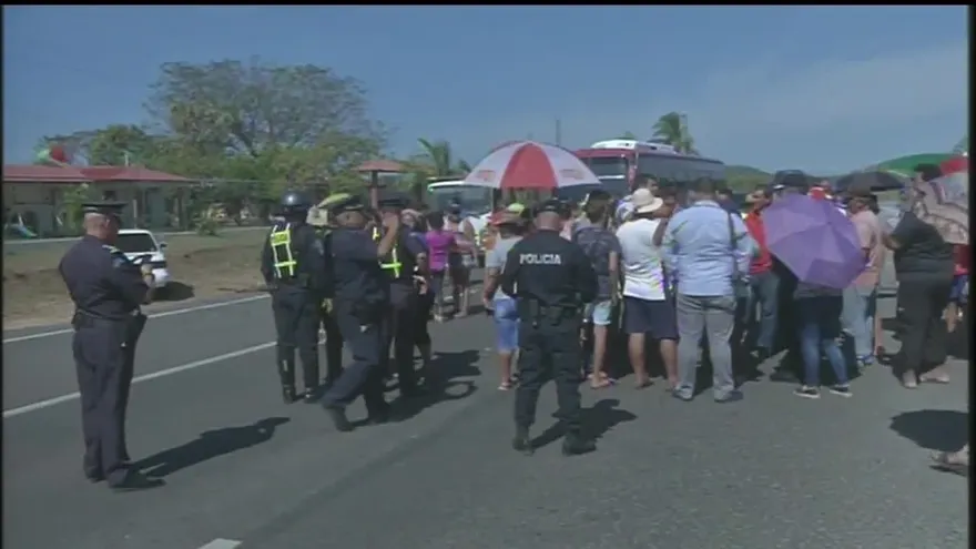 Moradores de La Mesa cierran Vía Interamericana
