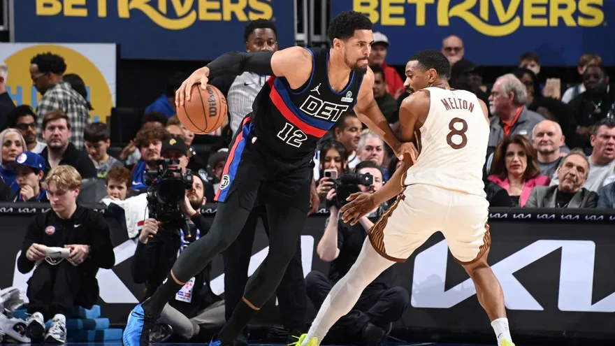 Los Detroit Pistons y los Golden State Warriors en acción