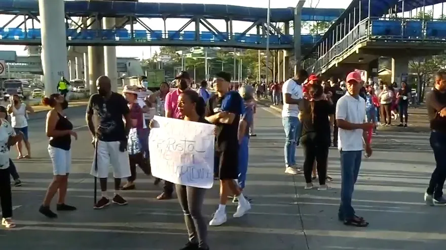 Moradores en Los Andes No. 2 exigen servicio de agua potable