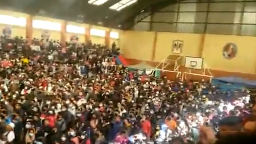 Universitarios reunidos en el recinto