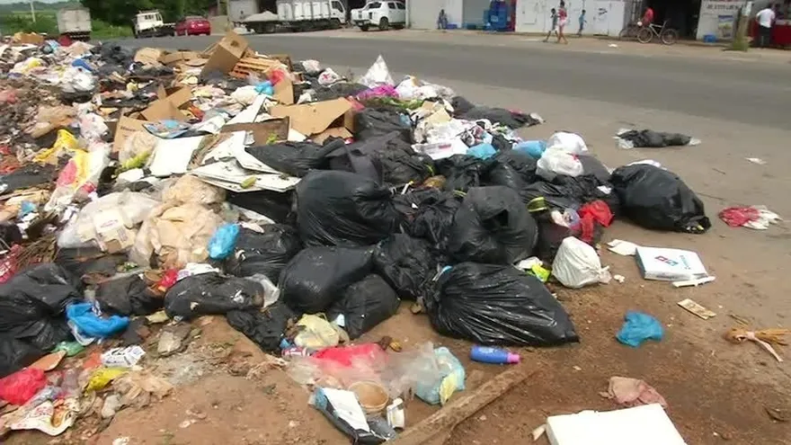 Barriadas inundadas de basura, mosquitos y moscas