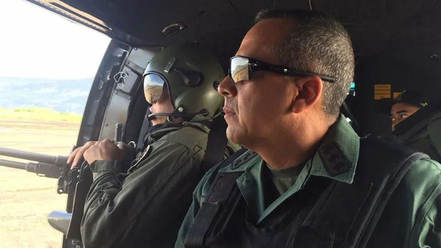 El mayor general Efraín Velázquez Lugo participa en un sobrevuelo en helicóptero este sábado, 29 de agosto de 2015, en el sector La Fría.
