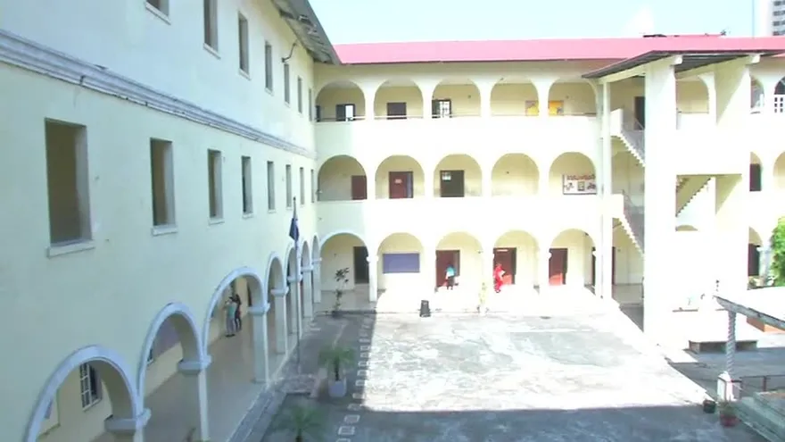 Muro a punto de colapsar en colegio