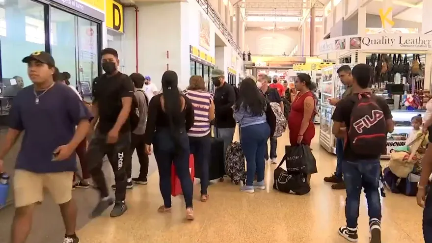 Miles de personas salen de la Terminal de Albrook