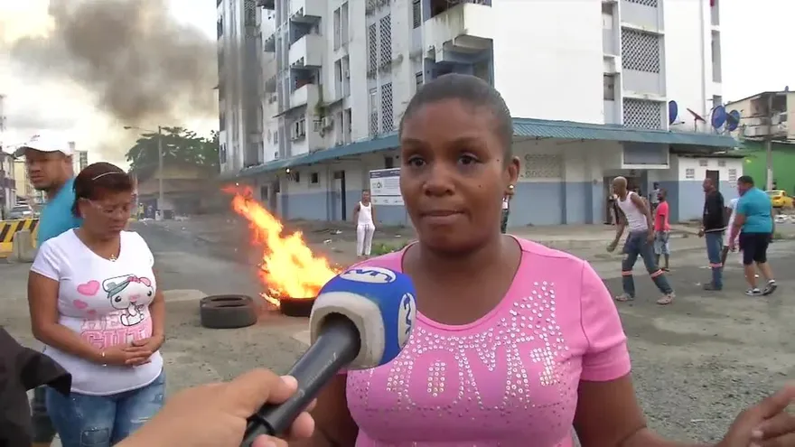 Residentes de edificio 15 pisos en Colón protestan