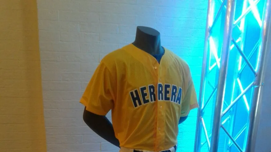 Herrera presenta su nueva indumentaria para el béisbol Mayor