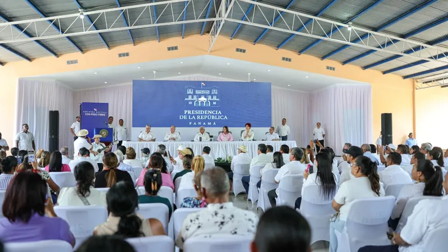 Mulino anuncia nuevas potabilizadoras y obras viales en el interior