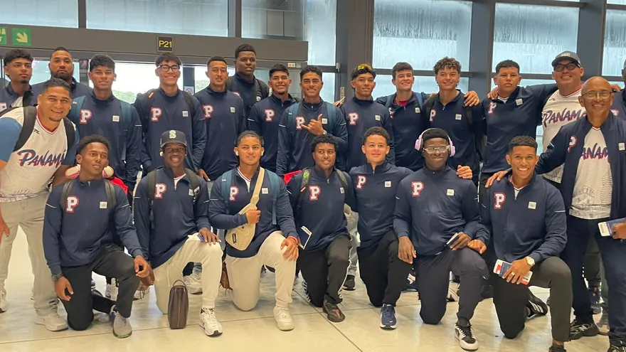 Integrantes de la Selección de Béisbol U18 antes de partir hacia República Dominicana para el Premundial de la categoría