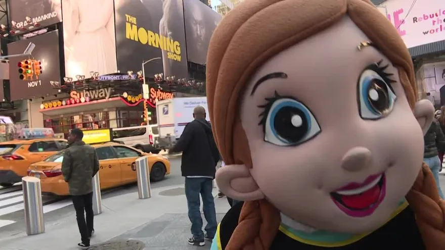 Desenmascarados Superhéroes y princesas causan revuelo en Times Square