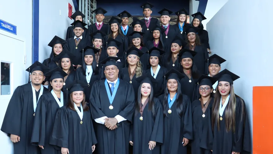 Treinta y dos nuevos profesionales culminaron su formación universitaria en la Extensión Universitaria de Soná, de la Universidad de Panamá, en la provincia de Veraguas, ampliando el número de graduados que han podido acceder a estudios superiores sin tener que trasladarse a otras regiones del país.