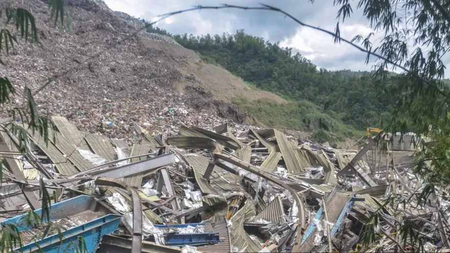 Los socorristas intentan este sábado encontrar supervivientes en un vertedero de basuras del centro de Filipinas cuyo colapso el jueves sepultó a decenas de empleados y dejó al menos seis muertos, según un nuevo balance.