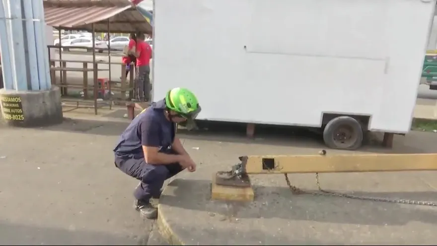 Bomberos inspeccionan postes de plaza comercial en Vista Alegre
