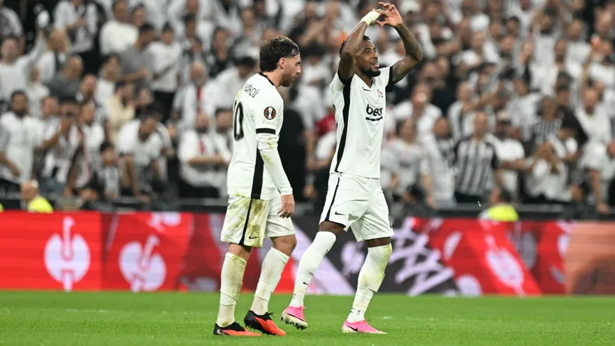 Michael Amir Murillo celebra el gol que marcó en el partido entre Besiktas y Olympique de Marsella