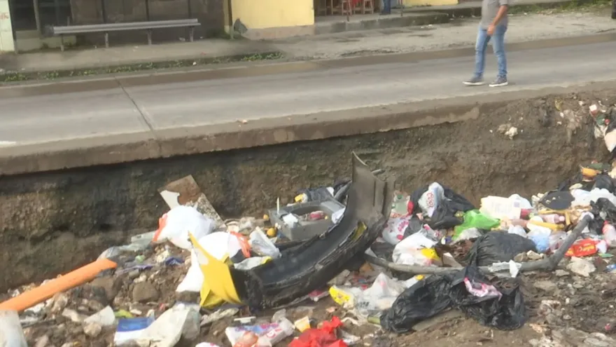 Fosa en el sector de San Isidro en el punto donde las personas arrojan los desechos.