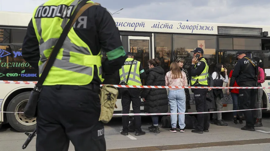 Personas evacuadas en Mariupol