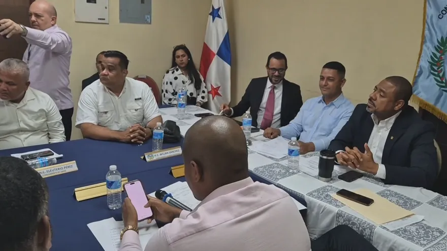 El Consejo Municipal de Colón convocará a los cinco diputados de la provincia para discutir la inseguridad, el desempleo y la falta de reactivación económica. Entre los temas que buscarán impulsar figura la revisión de la Ley de la Zona Libre de Colón para incrementar los recursos destinados al municipio.