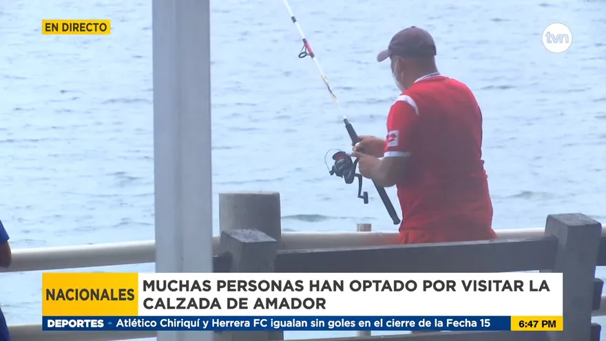 Familias disfrutan de la Calzada de Amador