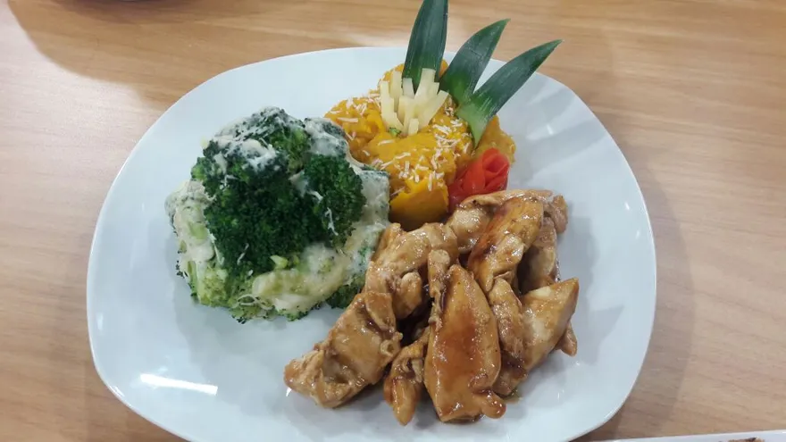 Pechugas de pollo salteadas en brócoli y puré de zapallo
