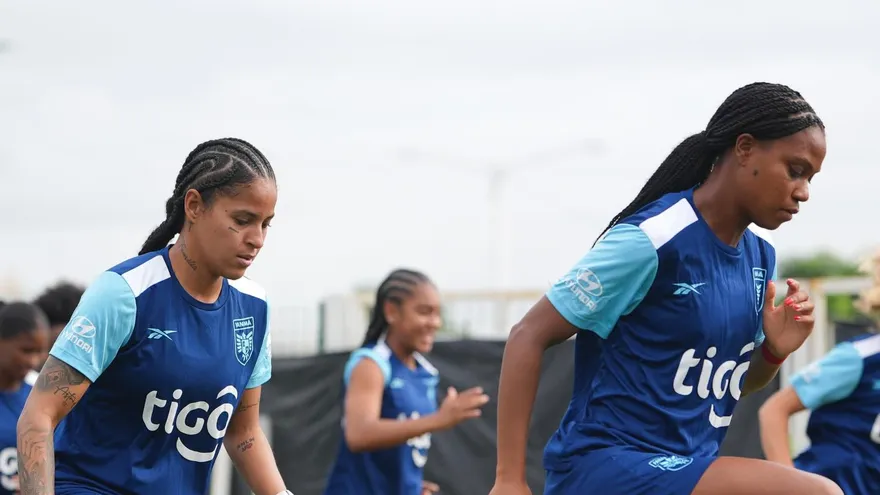 Jugadoras de la Selección Femenina de Panamá en entrenamiento