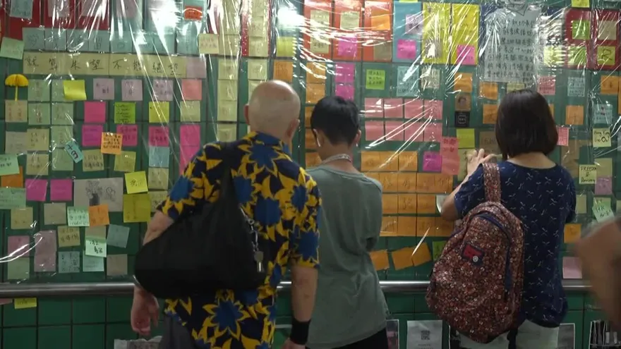 Los "muros de Lennon" con mensajes contra el gobierno florecen en Hong Kong