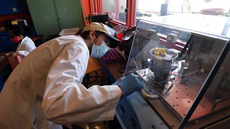 Economía y empleo crecen en EEUU aunque debajo de nivel prepandemia, dice la Fed