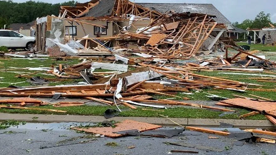 Una vivienda destruida tras el paso de un tornado