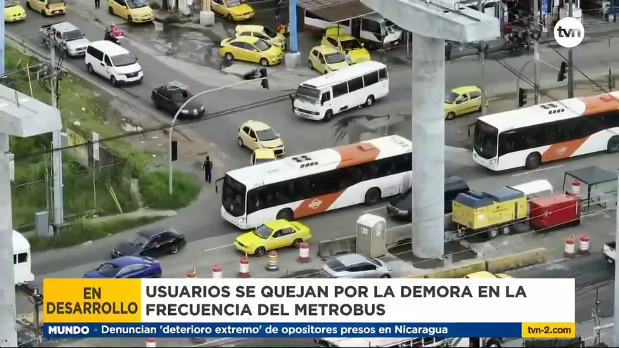 Usuarios se quejan por demoras en rutas de metrobús en Panamá