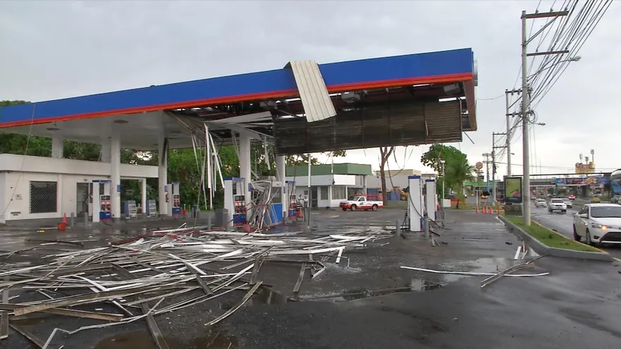 Fuertes vientos desprenden techo de una estación en vía Tocumen