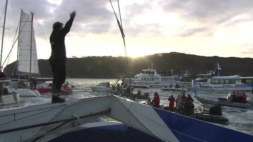 Francés bate récord de vuelta al mundo a vela en solitario