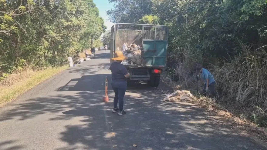 El anuncio se dio durante un operativo de limpieza y chatarreo en el camino que conecta los corregimientos de San Martín y Urracá, una zona que se ha convertido en un punto recurrente para la disposición ilegal de desechos.
