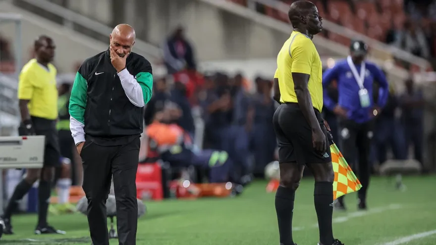 Eric Chelle, técnico de Nigeria, se muestra pensativo en la zona técnica