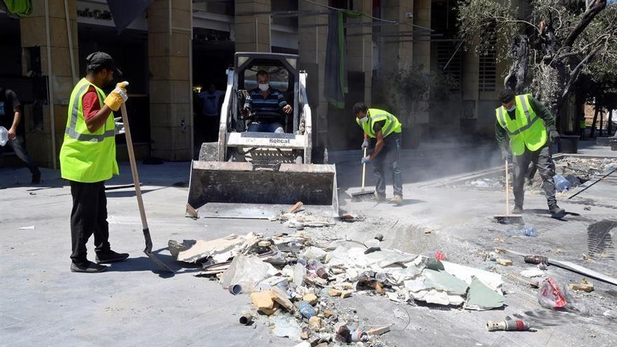Por su parte, el jefe del contingente español de operaciones GERCCMA método Arcón, Jaime Parejo, confirmó a Efe que el Ejército libanés les comunicó este domingo que se "suspendían las operaciones de búsqueda y detección" de supervivientes.