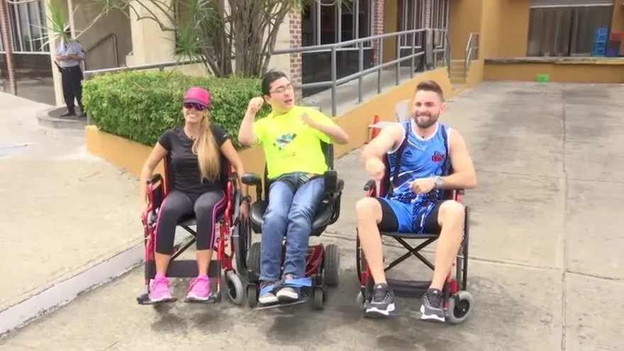 Juanpi sale en silla de ruedas con Neka y Ariel
