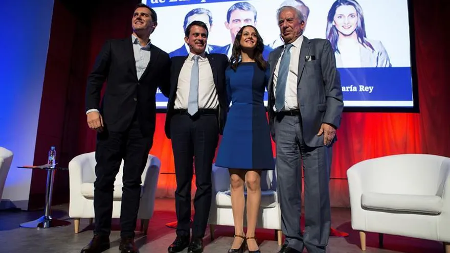 Inés Arrimadas (2d), candidata a la presidencia de la Generalitat por Ciudadanos; el Premio Nobel de Literatura, Mario Vargas Llosa (d), el presidente de la formación naranja, Albert Rivera (i), y el ex primer ministro francés Manuel Valls (2i), durante su participación en un coloquio celebrado hoy en el Teatro Goya de Barcelona.