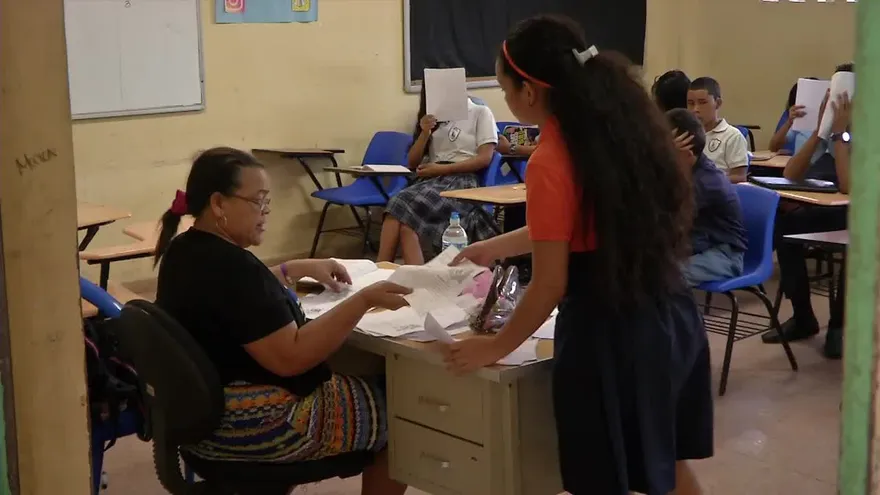 Cuestionan aumento de salario a educadores