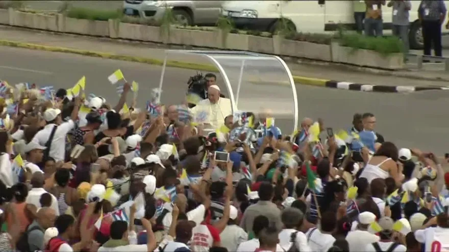 Cubanos colman Plaza de la Revolución en misa papal