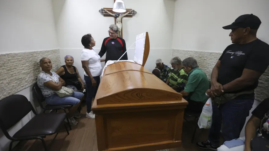 Familiares lloran a una mujer muerta en ataques de EEUU a Venezuela