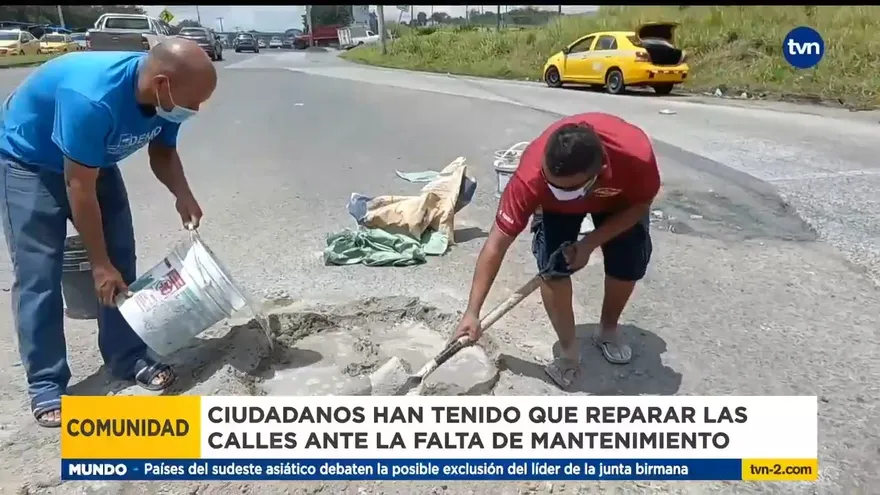 Ciudadanos reparan vías