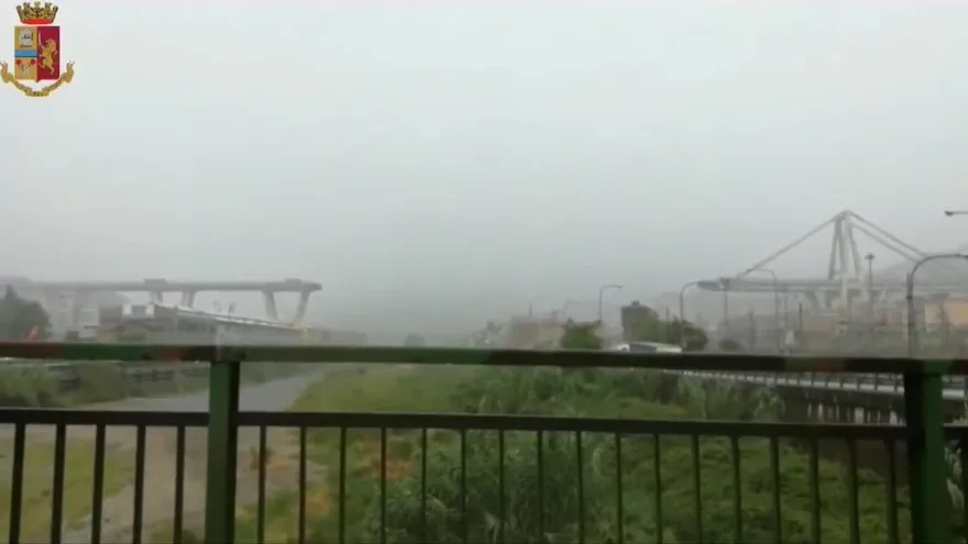 Se desploma un viaducto en Génova y varios vehículos caen al vacío