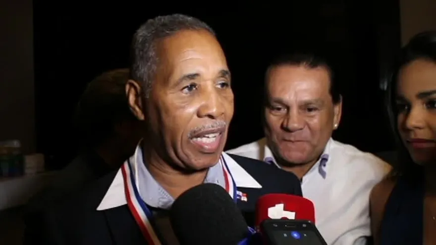 Recibe la orden Elias Córdoba el excampeón Ismael Laguna