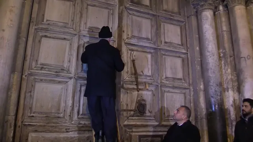 Los peregrinos vuelven al Santo Sepulcro tres días tras su cierre