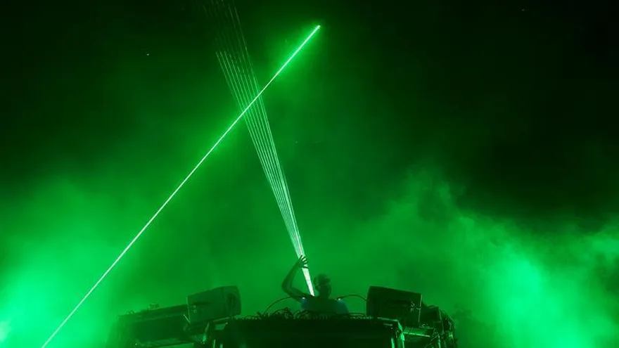 El dúo británico de música electrónica, The Chemical Brothers, durante un concierto.