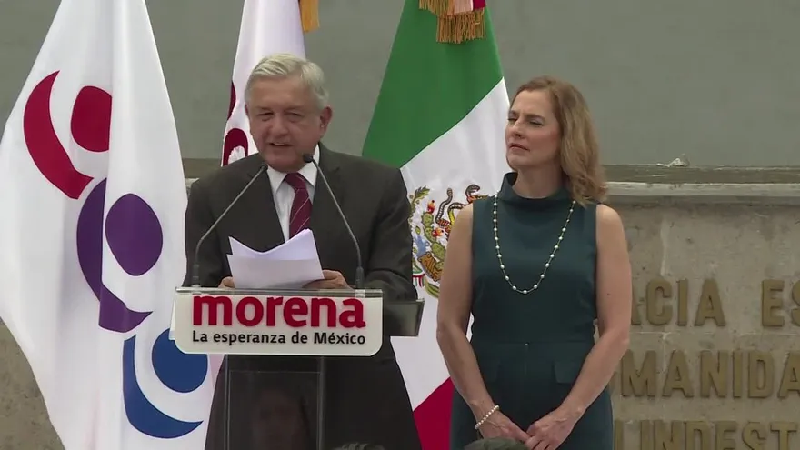López Obrador se registra como candidato presidencial en México